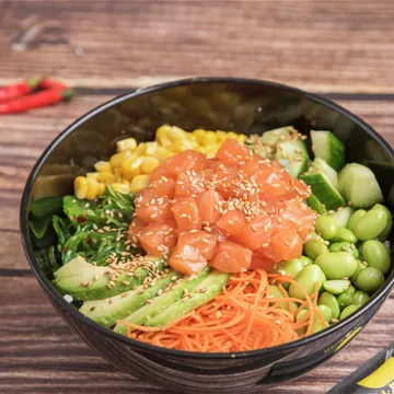 Poké bowl met zalm, avocado, edamame, maïs en wortel